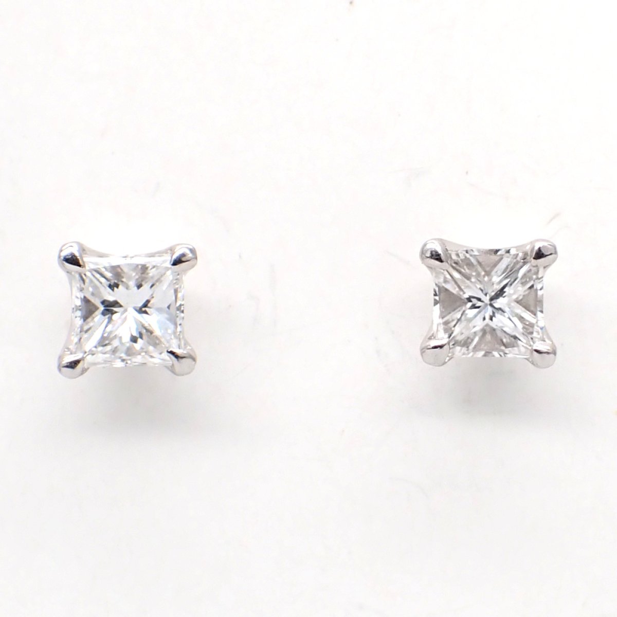 画像1: Pt900 プラチナ　ダイヤモンド 0.54ct　ピアス　角ダイヤ　プリンセスカット　中古　美品　 洗浄・消毒済　質屋　ジュエリー　レディース　 ダイヤ　4月誕生石